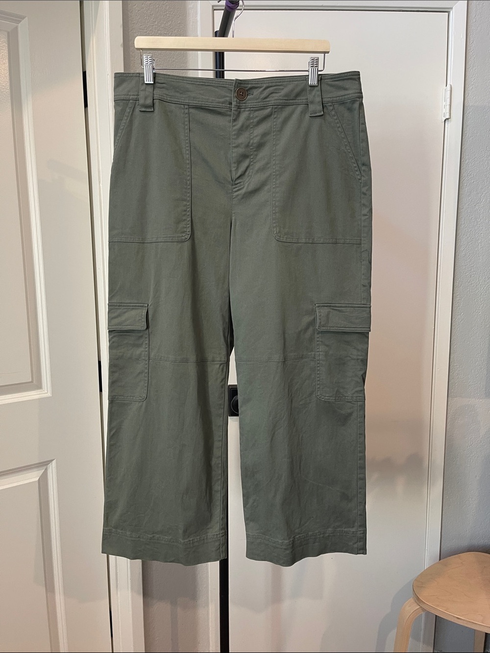 Women’s Olive Utility Cargo Pants with Multiple Pockets